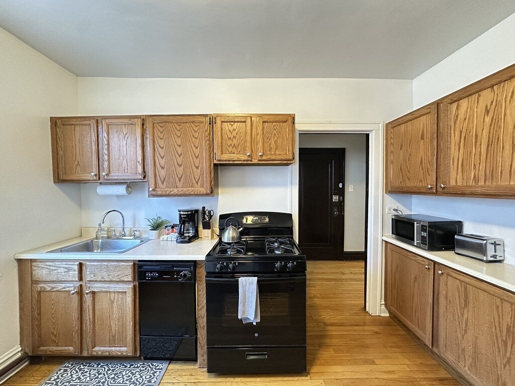 Building Photo - 1911 W Larchmont Ave