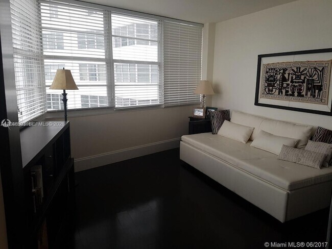 Building Photo - 801 Brickell Bay Dr