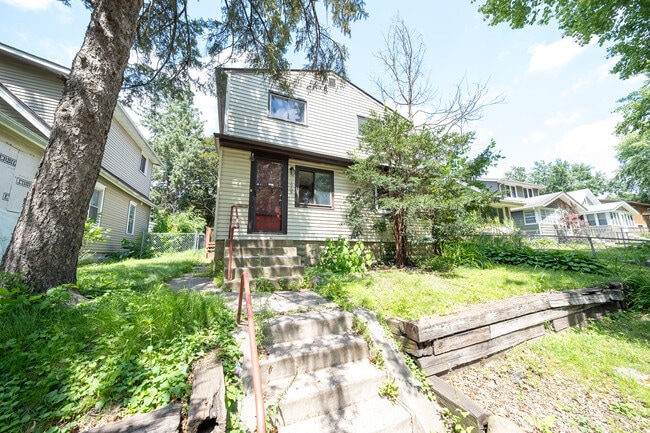Primary Photo - 1969 Hyacinth Ave E