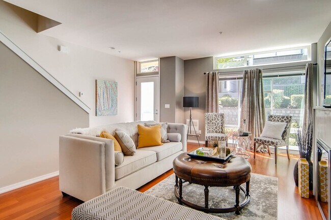 Building Photo - 2 Bedroom Loft Style Townhome Near Microsoft!