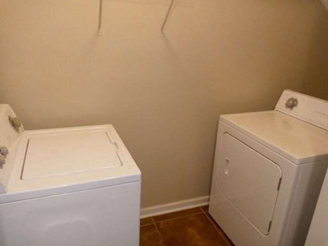 Building Photo - Beautiful 3 Bedroom, 2 Bath Split-Level Townhome with Garage