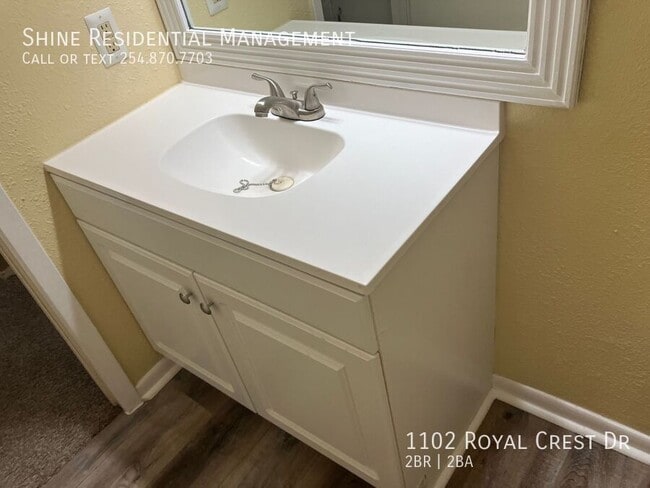 Building Photo - 1102 Royal Crest Dr