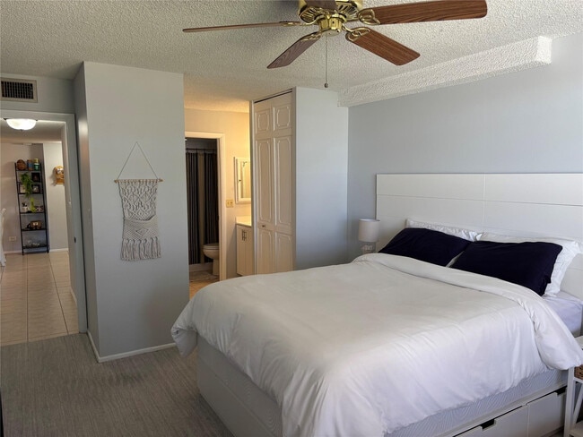 Building Photo - 3650 Inverrary Dr