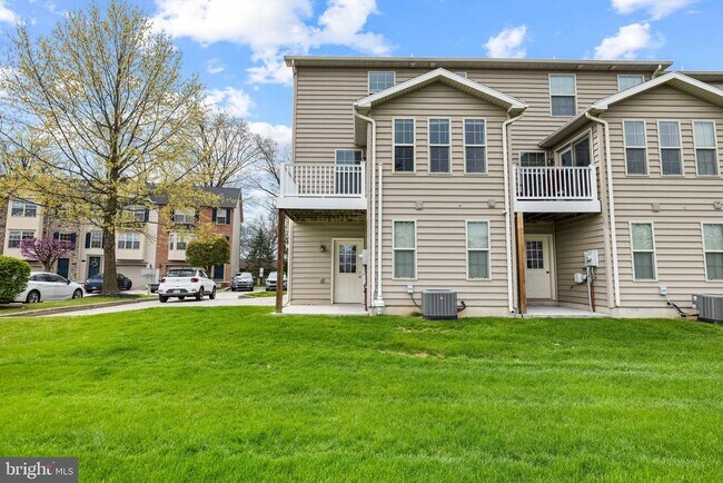 Building Photo - 10 Shady Tree Ct