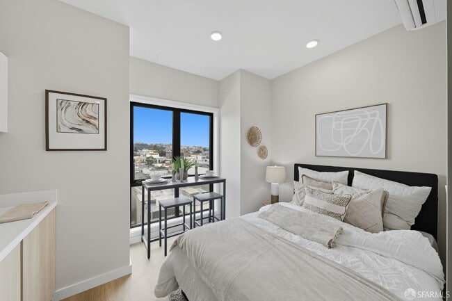 Building Photo - 811 Valencia St