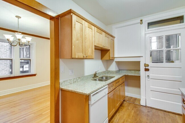 Building Photo - 1434 W Thorndale Ave