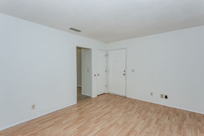 Building Photo - 2 bedroom 1 bath duplex