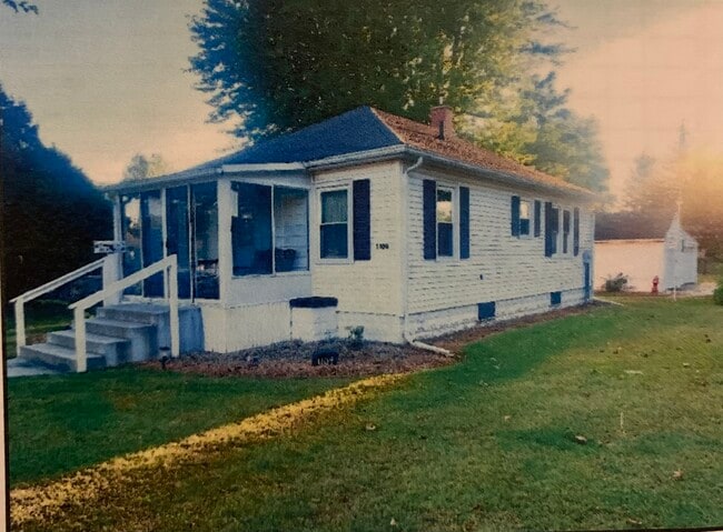 Building Photo - 1104 S Michigan St