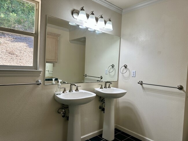 Building Photo - 25060 Soquel San Jose Rd
