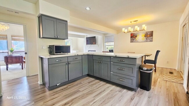 Building Photo - Beautiful Remodeled 4 Bedroom and 2.5 Bathroom Single Family House - Bellevue