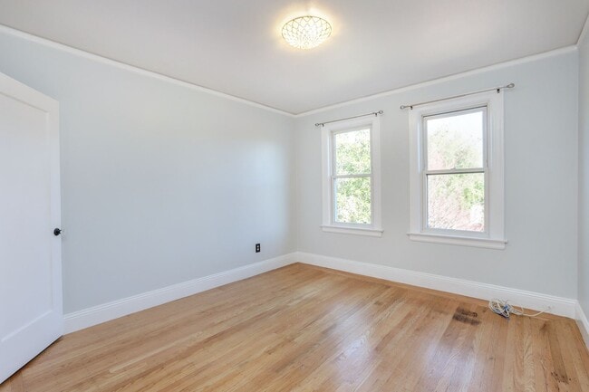 Building Photo - 3 Bed / 2 Bath Cayuga Terrace single family home with garage parking and private backyard. YouTub...