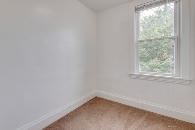 Building Photo - Available August  2026 - Beautiful 2.5 Bedroom, 1 Bath Home in Mt. Washington Area!