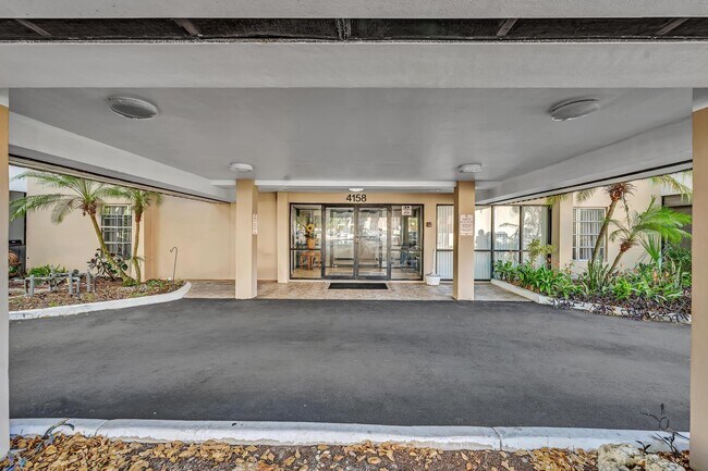 Building Photo - 4158 Inverrary Dr