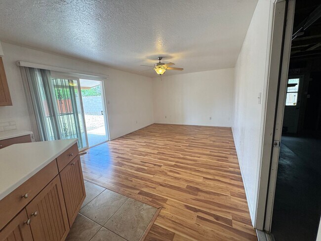 Building Photo - 3 Bed updated gem!