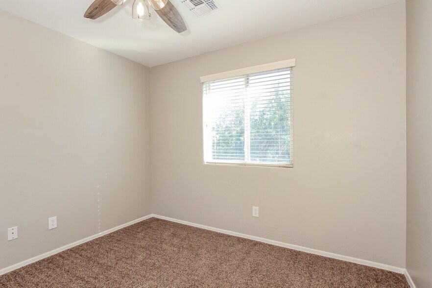 Building Photo - 10053 E Isleta Ave