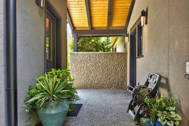 Building Photo - Stunning Luxury Home in the Village of Che...