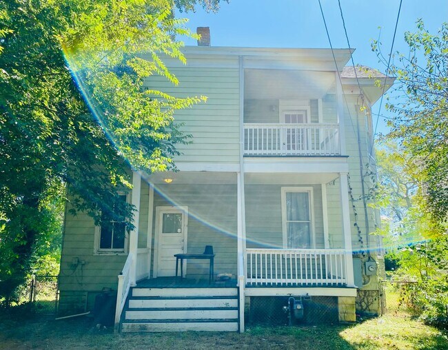 Building Photo - Gorgeous 3 bdrm/2.5 bath newly renovated h...