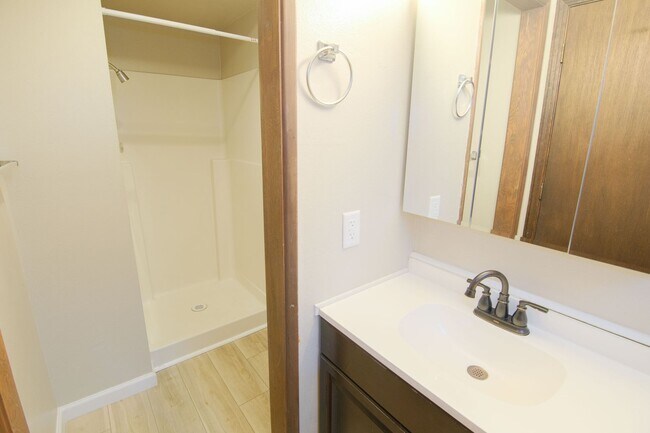 Building Photo - 3 bedroom 2 bathroom duplex in South Eugene!