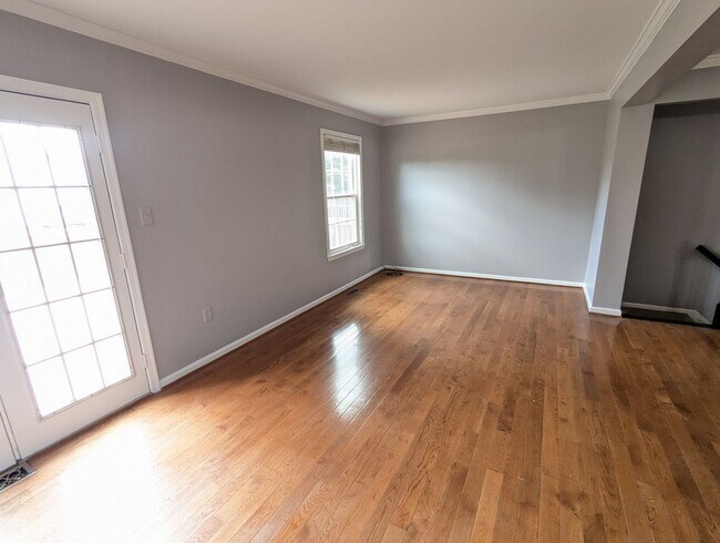 Building Photo - Beautifully maintained townhouse in Tuscar...