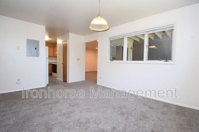 Building Photo - 813 W Villard St
