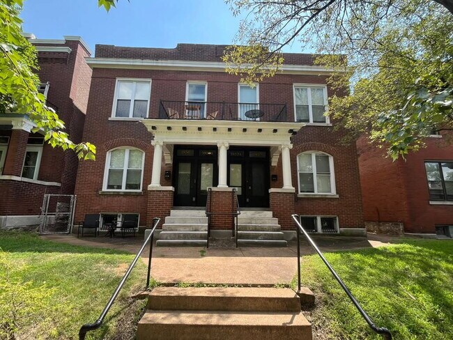 Building Photo - "Executive 2-Bedroom Haven with Gleaming Hardwood Floors in St. Louis City – 3852 Juniata Street!...