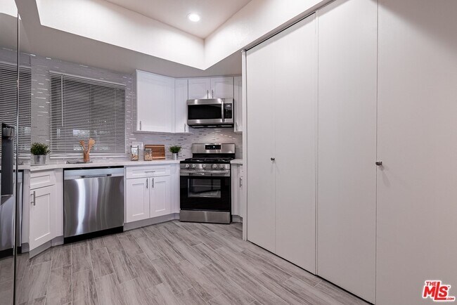 Building Photo - 723 Westmount Dr
