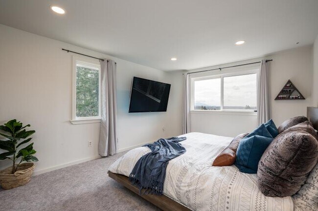 Master Suite - 2433 Crestline St