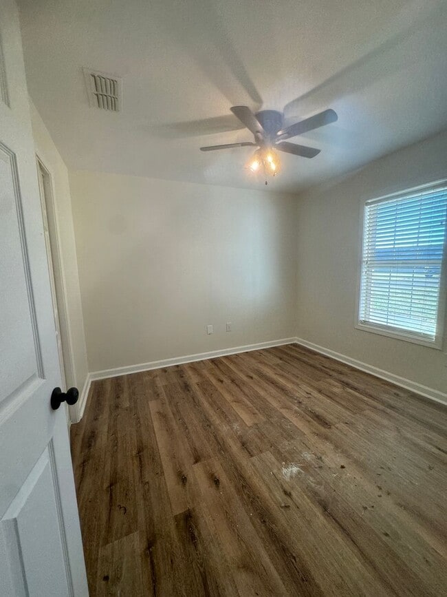Building Photo - 3 Bedroom / 2 Bath with plenty of space. T...
