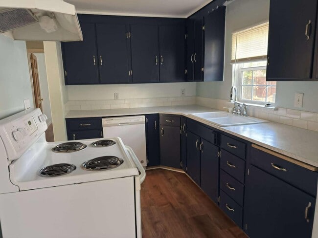 Building Photo - Single level Home near Acorn Park!