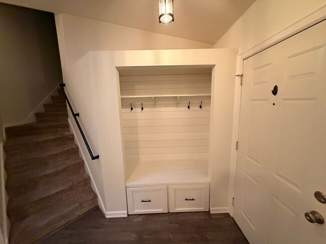 Building Photo - Gorgeous House in a Family-Friendly neighborhood!