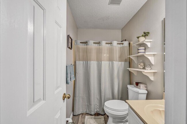 Building Photo - Updated 3 Bedroom in Central Location!