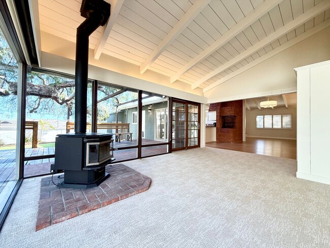 Building Photo - Beautiful 3BR/3BA Point Loma Home with Vaulted Ceilings & Central AC