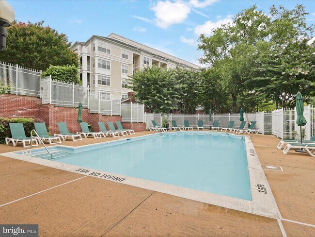 Building Photo - 1645 International Dr