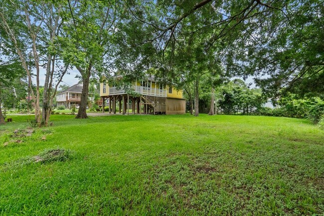Building Photo - 310 Lakeside Dr