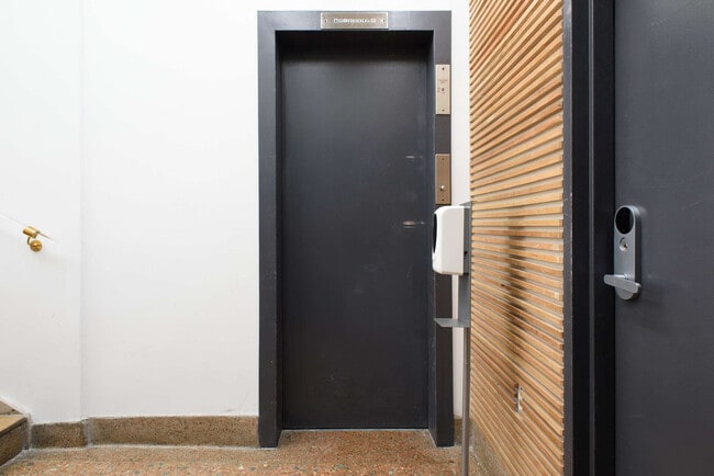 Building Photo - 244 E 75th St