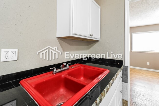 Building Photo - 923 Edgehill