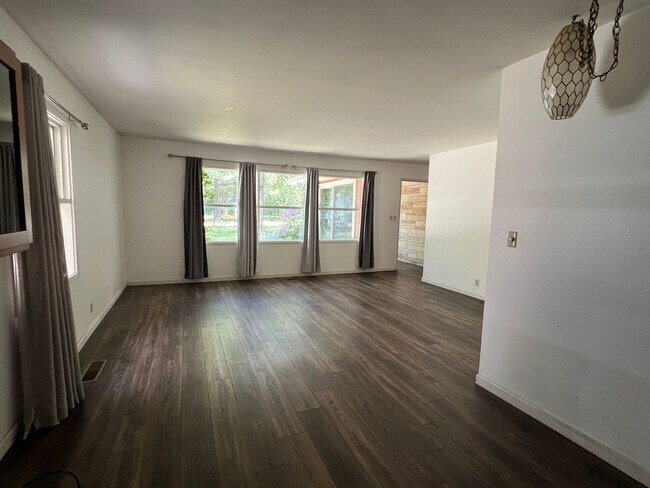 Building Photo - SPACIOUS HOME IN TRAVERSE CITY LOCATED NEAR NMC & EAST BAY