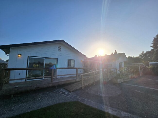 Building Photo - Stunning 4BR/2BA Fortuna home in quiet nei...