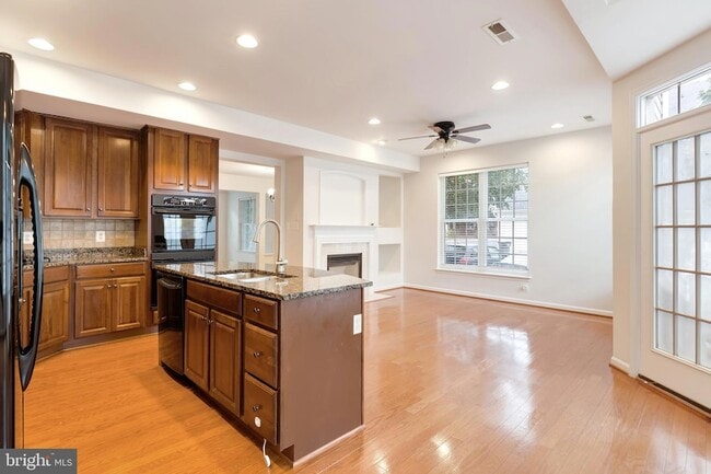 Building Photo - 22948 Fanshaw Square