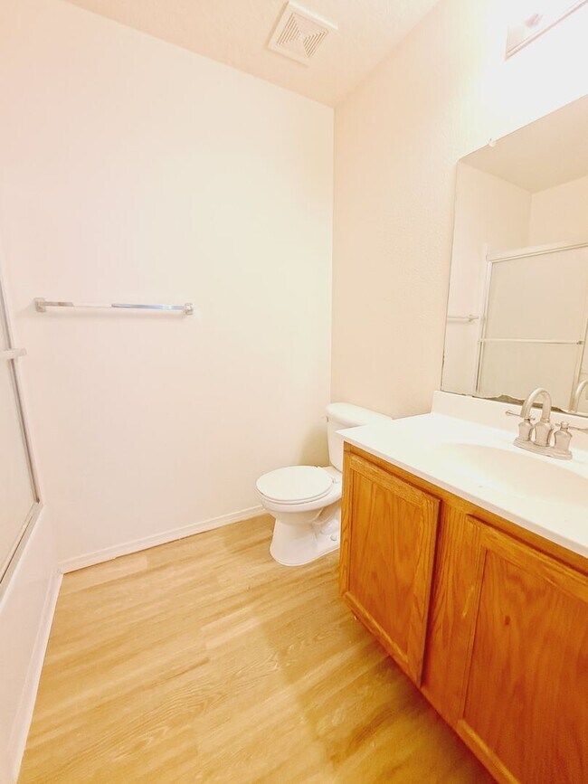 Building Photo - Cute 3 bed 2 bath home