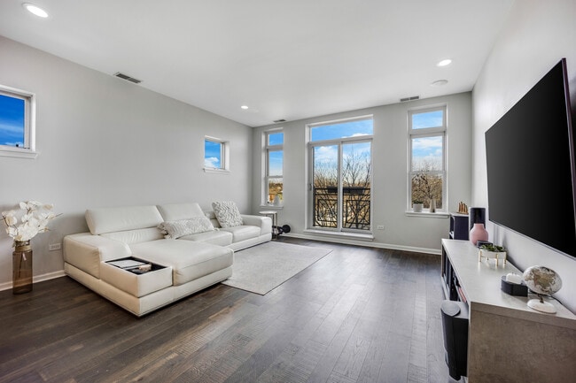 Building Photo - 947 W 14th Pl