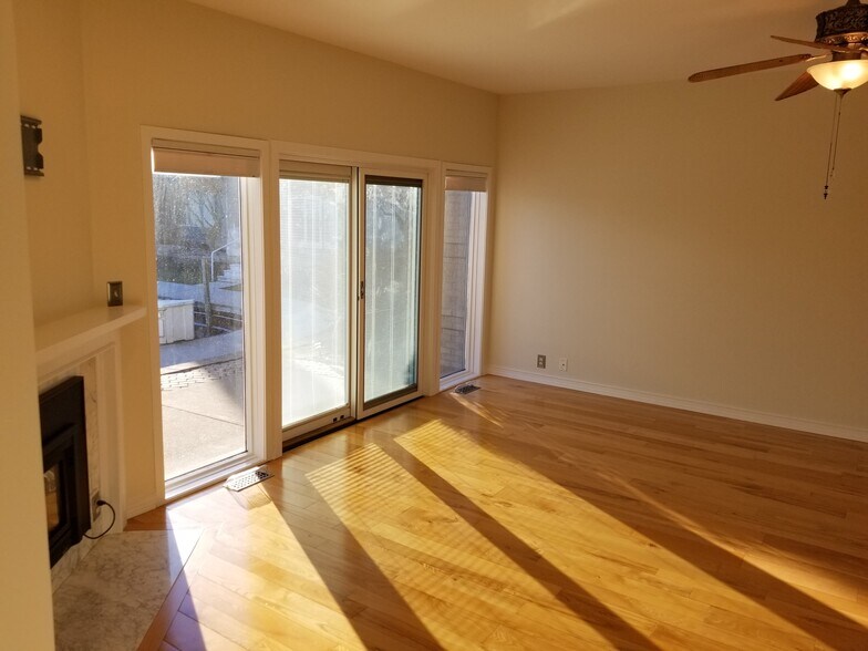 Living room - 21 Kreger Dr