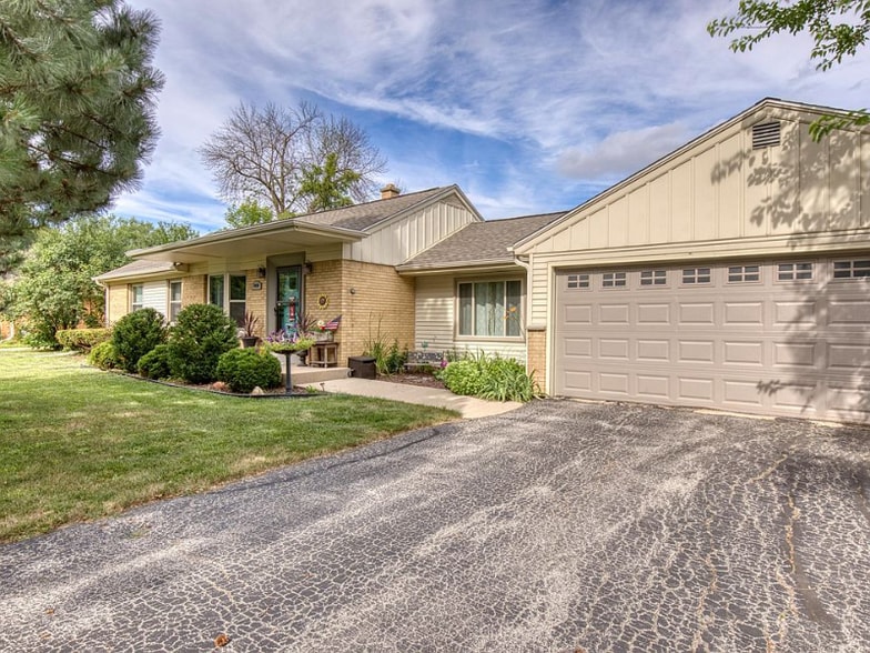 Primary Photo - 4454 N 107th St