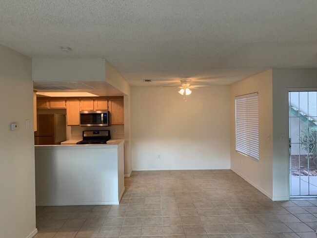 Building Photo - GREAT 2 BEDROOM 2 BATH LOCATED NEAR SUMMERLIN