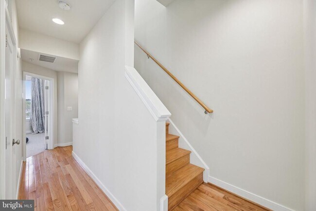 Building Photo - 5627 45th Ave