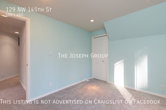 Building Photo - Beautiful 5 bed 3.5 bath in Seattle's Broa...