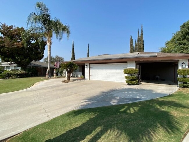Building Photo - SW Bakersfield home with pool!