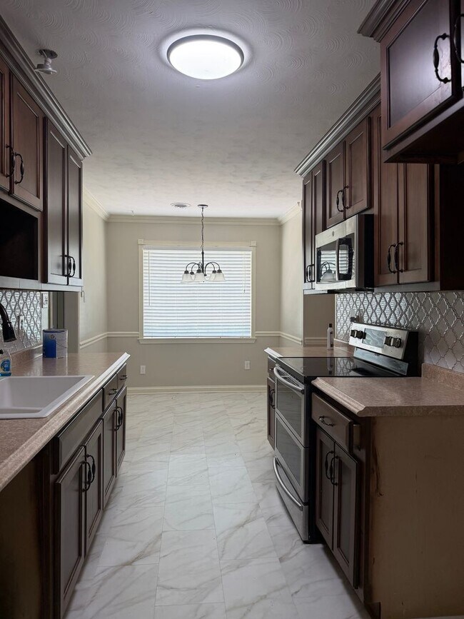 Building Photo - Gorgeous & Spacious Home Now Available