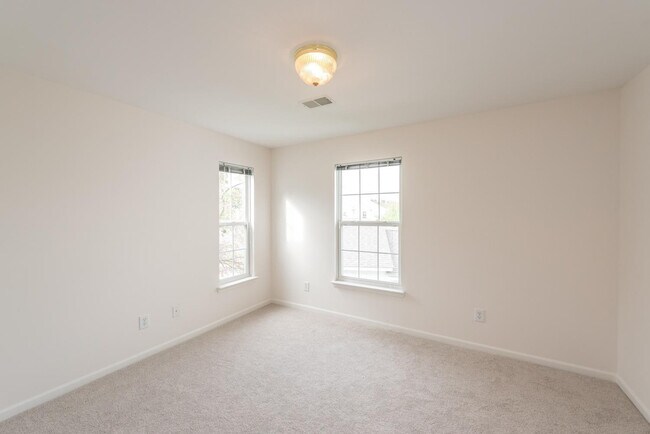 Building Photo - 2800 S Knightsbridge Cir
