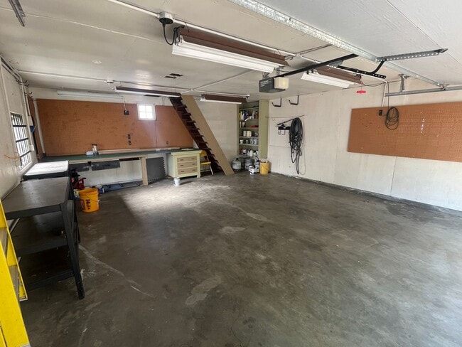 Building Photo - Stunning 3 bedroom/ 2 bath Victorian 2 sto...